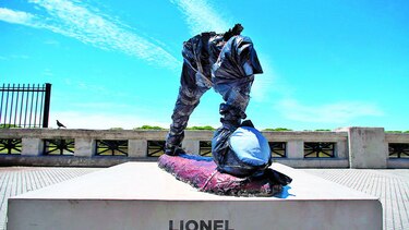 Decapitan estatua de Messi en Argentina