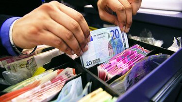 Euro se aleja de la paridad