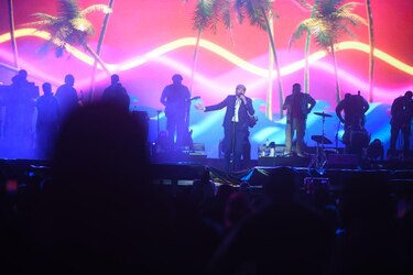 Juan Luis Guerra y la orquesta 4.40 ponen a cantar y bailar al público que asistió al Rommel Fernández