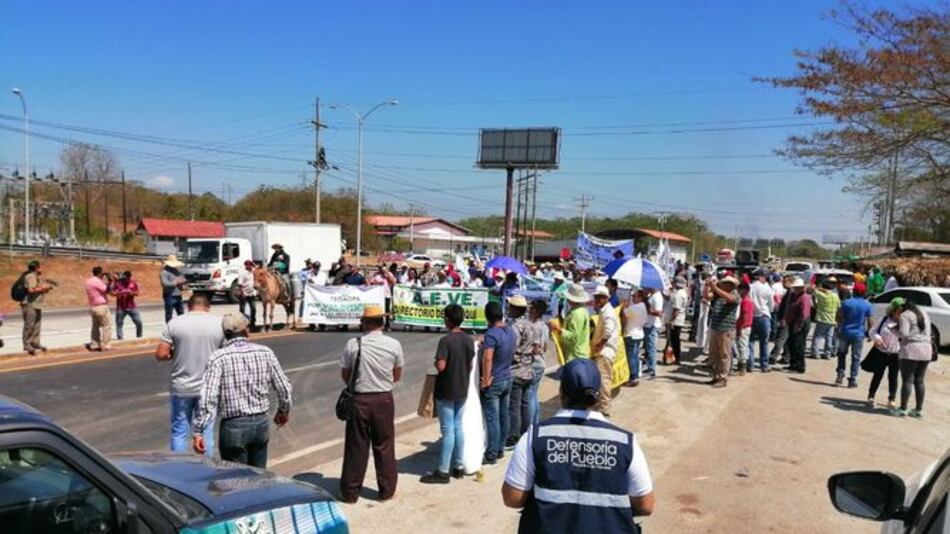 Productores cierran parcialmente la carretera Interamericana