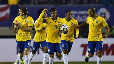 Neymar sobresale entre estrellas apagadas