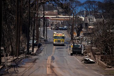 Autoridades elevan a 106 el número de fallecidos en los incendios en Maui