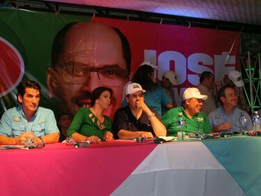 Arias fustiga a Navarro