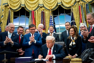 Trump firma la ley que pone fin al cierre de Gobierno más largo de la historia de Estados Unidos