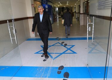 Ministra jordana pisa una bandera de Israel y provoca indignación en este país