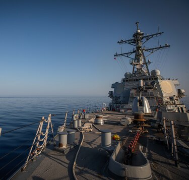Estados Unidos asegura que derribó 14 drones yemeníes en el mar Rojo