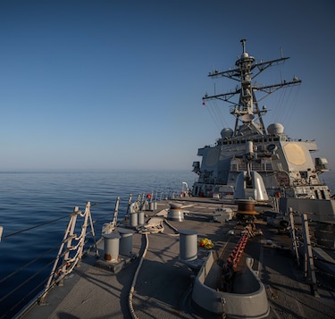 Estados Unidos asegura que derribó 14 drones yemeníes en el mar Rojo
