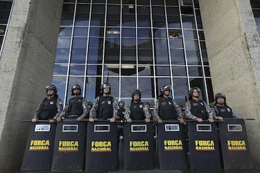 Manifestantes contra reforma de jubilaciones en Brasil invaden ministerio
