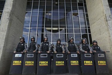 Manifestantes contra reforma de jubilaciones en Brasil invaden ministerio