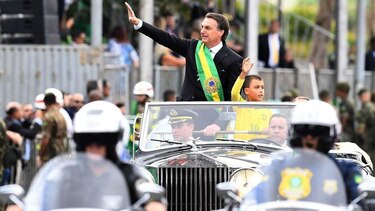 Jair Bolsonaro se rodea de seguidores en desfile de la independencia