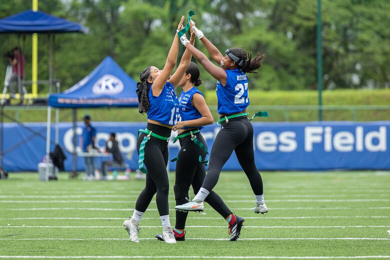 Owls, Kolts, Lions y Raiders mantienen paso firme en Kiwanis Football League