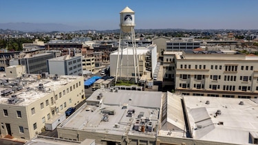 Paramount lanza una oferta hostil por Warner Bros. Discovery a 30 dólares por acción