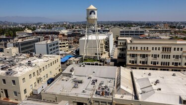 Paramount lanza una oferta hostil por Warner Bros. Discovery a 30 dólares por acción