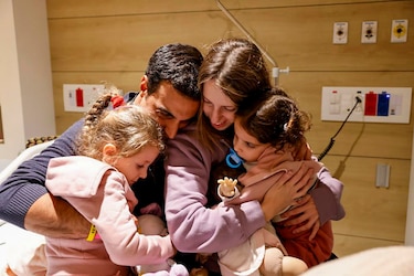 Los trece rehenes israelíes liberados se reunieron con sus familias