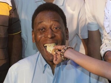 Pelé celebra animado sus 81 años y Santos le rinde homenaje