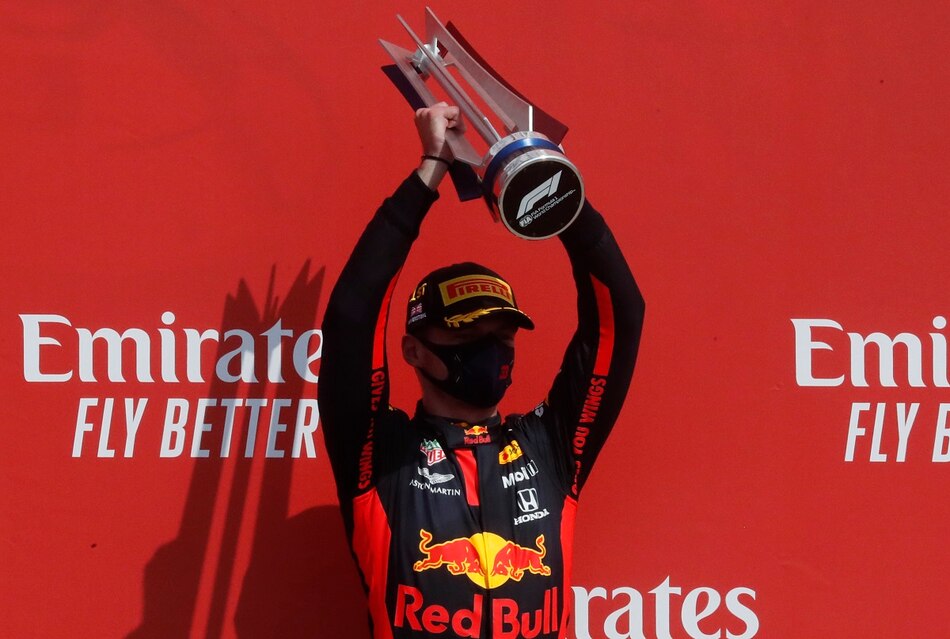 Max Verstappen vence en el Gran Premio de Silverstone por delante de Lewis Hamilton