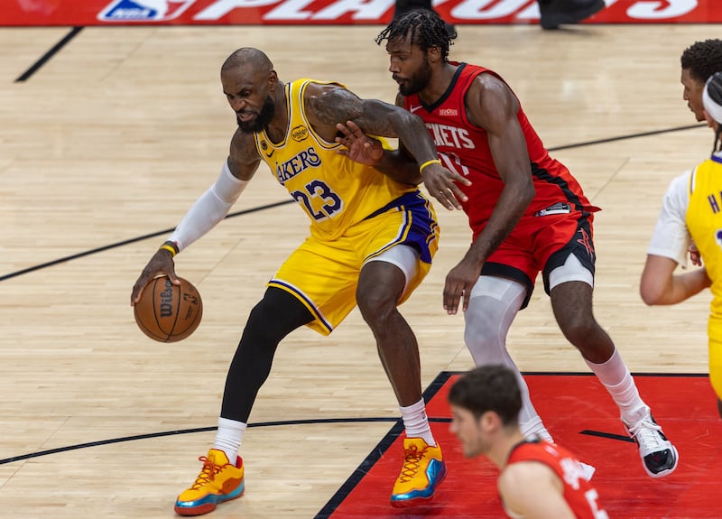 LeBron lidera y Lakers sellan pase a semifinales del Oeste