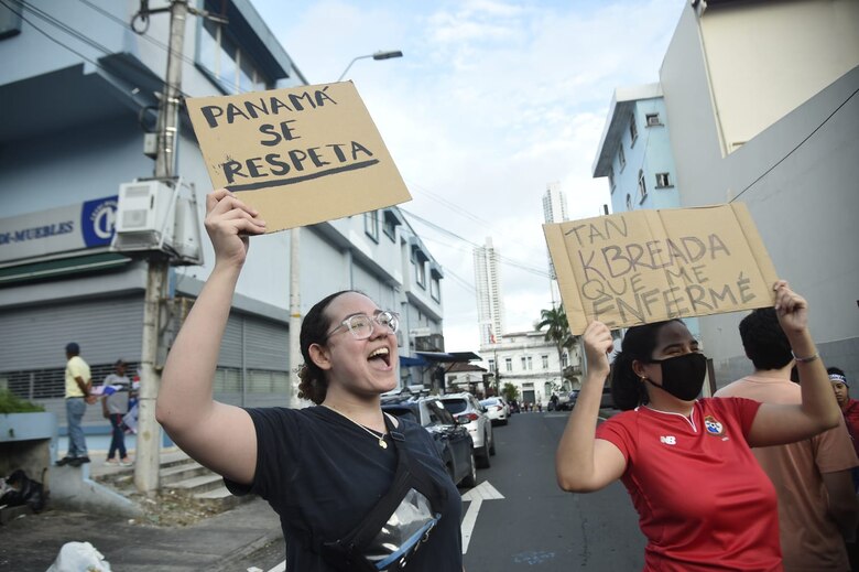 ‘¿Queremos consulta? ¡No!’, gritan miles de ciudadanos que marcharon a la Asamblea; antimotines los dispersa con gas lacrimógeno