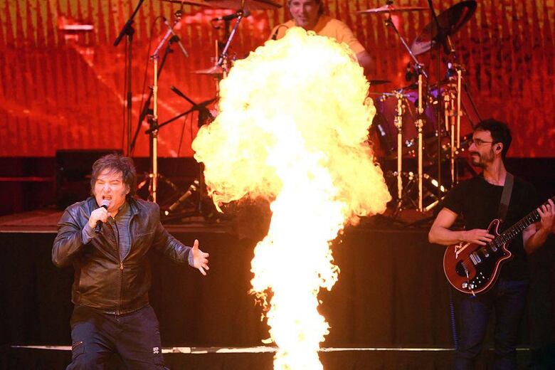 El insólito concierto con el que Milei buscó ‘recuperar la mística’ en medio de los escándalos de corrupción y la crisis económica en Argentina