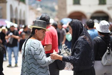 Entierran a víctimas de enfrentamientos en Ayacucho y trasladan heridos a Lima