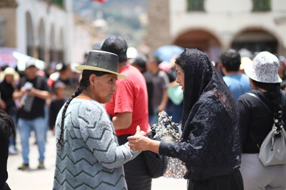 Entierran a víctimas de enfrentamientos en Ayacucho y trasladan heridos a Lima