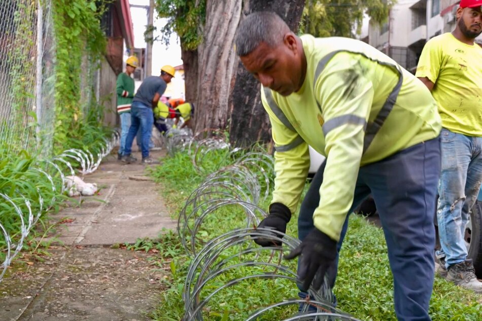 Tras múltiples denuncias, Alcaldía de Panamá quita serpentina de la acera en calle 38 Este, avenida Cuba