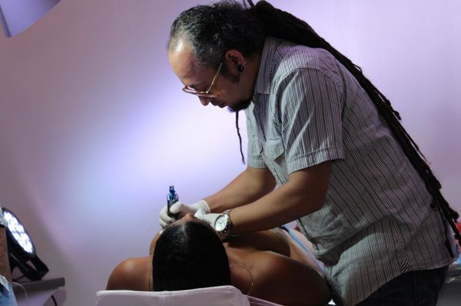 Tatúan pezones y areolas a sobrevivientes del cáncer de mama