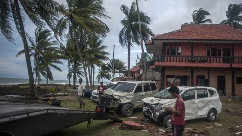 La lluvia dificulta los esfuerzos desesperados de rescatistas indonesios