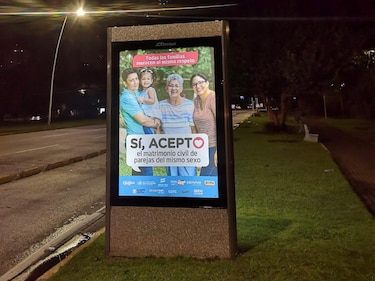 Quitan las vallas de la campaña ‘Sí, acepto’, la víspera de la marcha contra el matrimonio igualitario