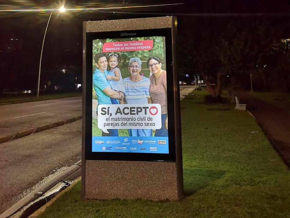 Quitan las vallas de la campaña ‘Sí, acepto’, la víspera de la marcha contra el matrimonio igualitario