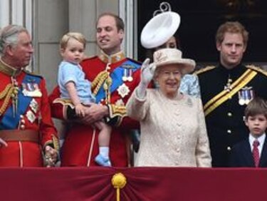 La reina Isabel II celebra su 89 cumpleaños con un desfile militar