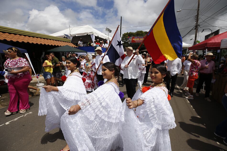 Imágenes de los desfiles del 10 de noviembre en algunos sectores del país