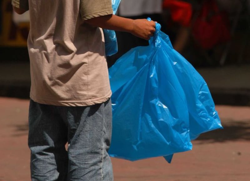 Del supermercado al mar, el plástico de un solo uso que aún no desaparece
