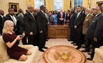 Críticas a asesora de Trump por arrodillarse en sofá del salón Oval