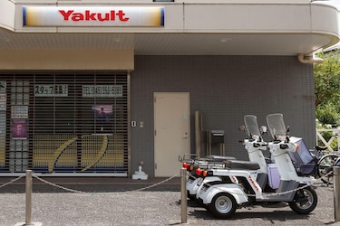 Las repartidoras de yogur que combaten la soledad en Japón, uno de los países más envejecidos del mundo