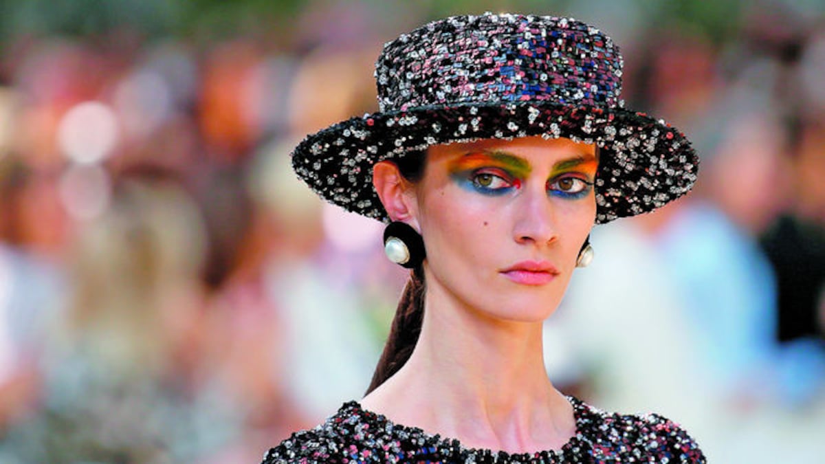Lagerfeld presentó una colección para el otoño-invierno de tonalidades grises, sobria, con abrigos entallados, un ‘look’ que se complementa con botas altas y sombr