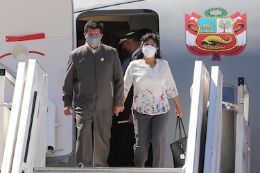 Esposa de Castillo abandona Perú con destino a México junto al embajador