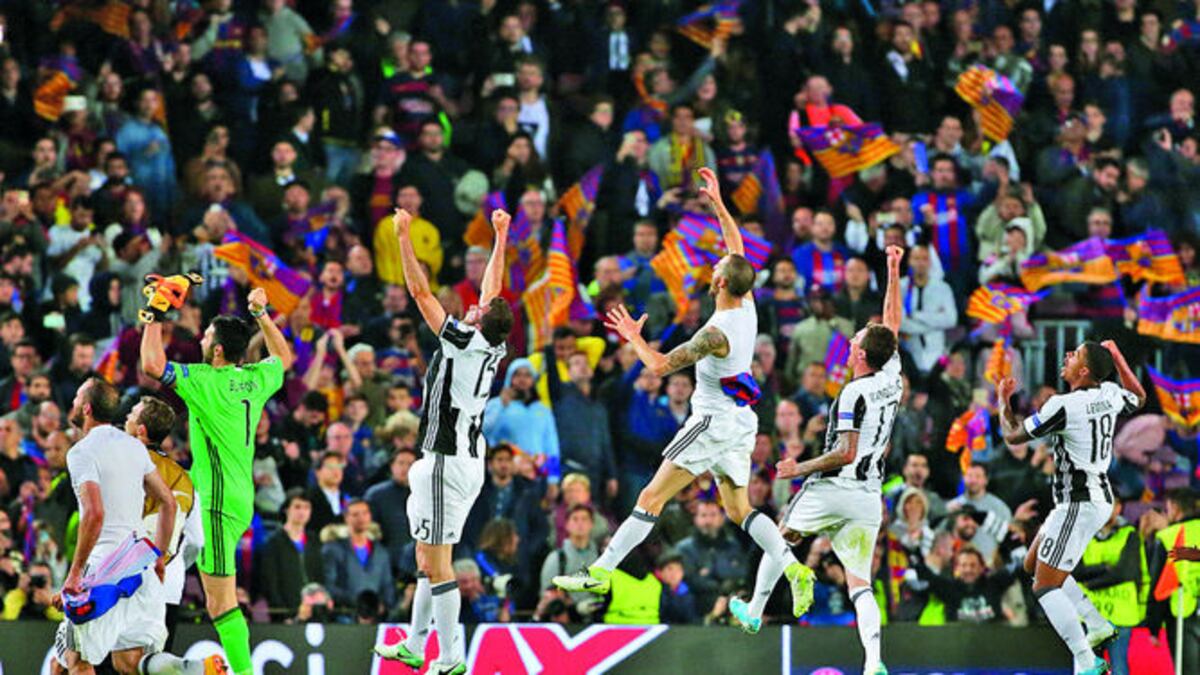 Jugadores de la Juventus festejan en el Camp Nou después de eliminar al equipo de casa, el Barcelona.
