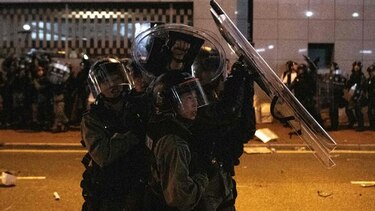 Crece tensión en Hong Kong con nuevos choques entre policías y manifestantes
