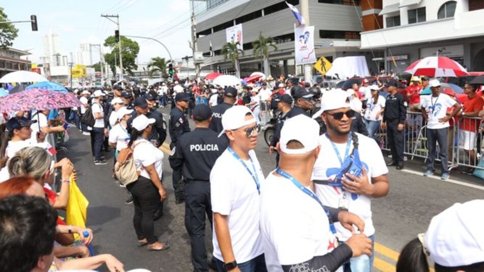 Calle de honor para el papa Francisco
