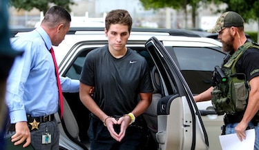 Joven caníbal dice que huía de un demonio antes de matar a pareja