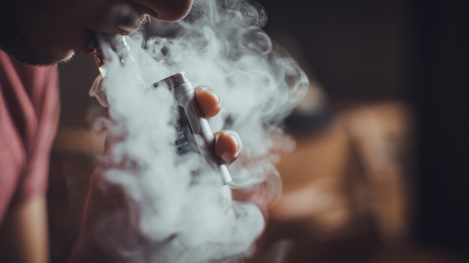 Ley busca sancionar venta de vapedores a menores con multas de $100,000