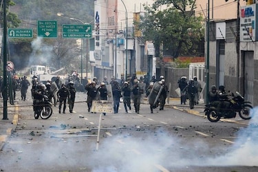 Ejército venezolano lanza bombas lacrimógenas desde helicópteros