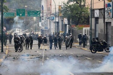 Ejército venezolano lanza bombas lacrimógenas desde helicópteros