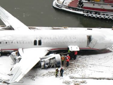 Rescatan avión que acuatizó en el río Hudson