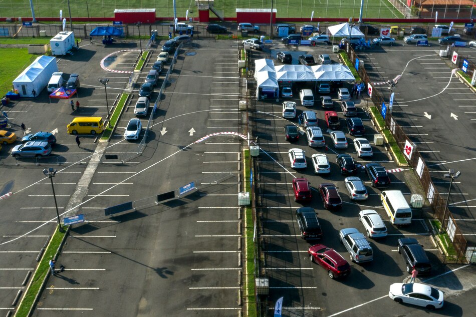 Se aplican 727 dosis de la vacuna AstraZeneca en el auto rápido del Rommel Fernández