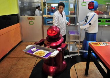 Inauguran un restaurante chino con 20 robots como camareros y cocineros