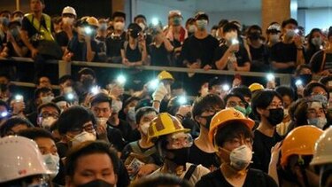 Miles de manifestantes bloquean sede de la policía en Hong Kong