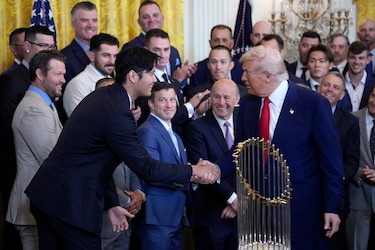 Trump recibe a los Dodgers en la Casa Blanca y elogia a Shohei Ohtani