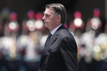 Jair Bolsonaro reaparece en público en un acto militar, pero permanece en silencio